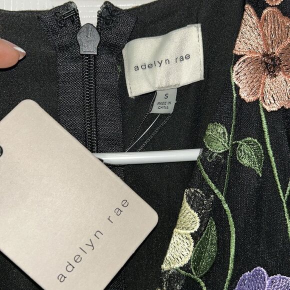 Adelyn Rae Floral Print Flower V-neck Puff Sleeve Dress Dress(Size Small) - Picture 9 of 10